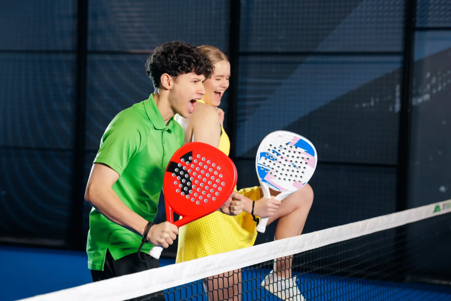 Gruppe auf dem Padelcourt