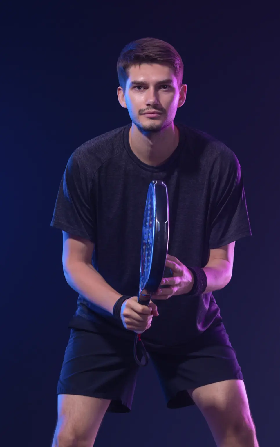 Spieler in Bereitschaftshaltung mit Padelschlaeger